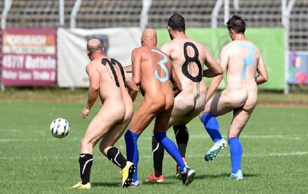 В Германии футболисты провели матч голыми: фото