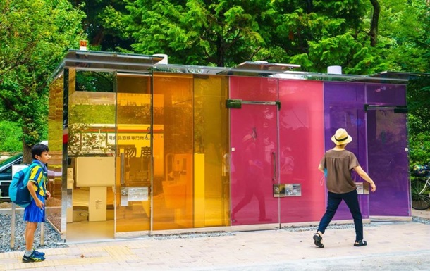 У Токіо встановили прозорі громадські туалети: фото