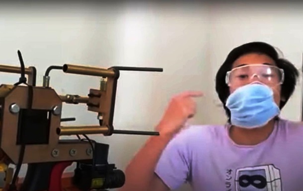 Блогер изобрел стреляющий масками пистолет