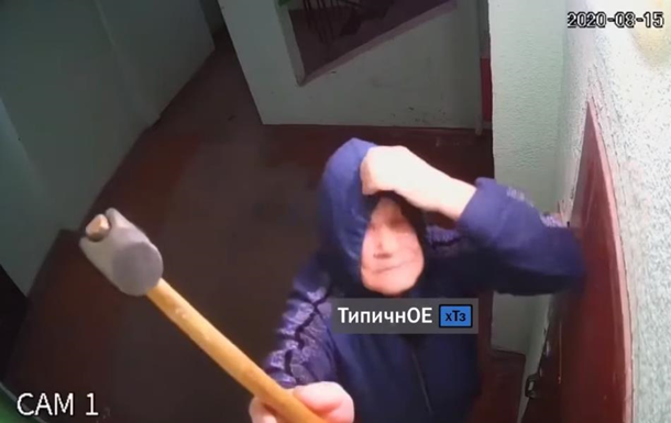 В Харькове пенсионерка молотком разбивает камеры наблюдения