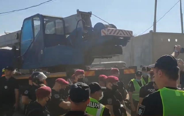У Києві спецназ намагається потрапити на незаконний склад