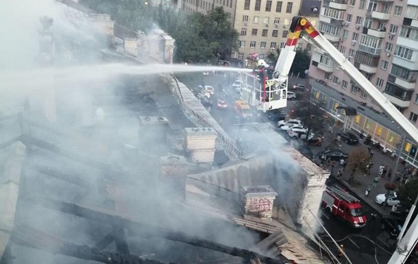 У центрі Києва гасили масштабну пожежу