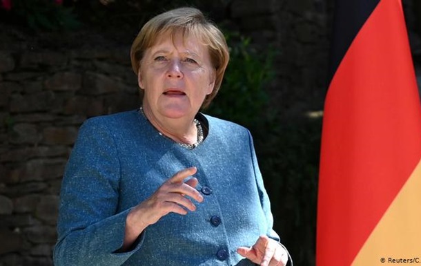 Меркель пропонує лікування Навального в Німеччині