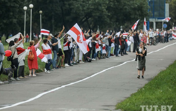 Активісти в Мінську створили живий ланцюг на 13 км