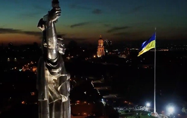 Кличко відкрив меморіал із найбільшим прапором України