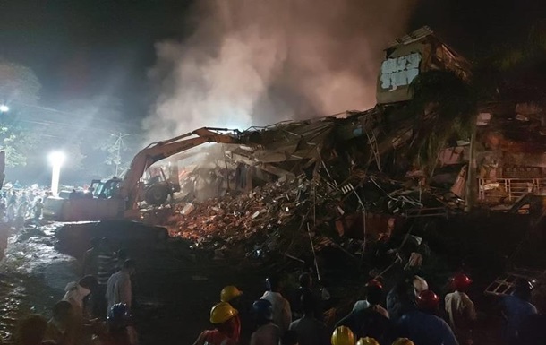 В Индии рухнула пятиэтажка, под завалами десятки людей