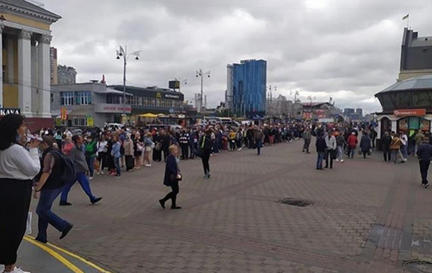 В Киеве у метро выстроилась огромная очередь