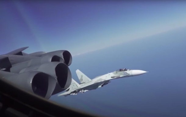 Су-27 перехопив літак США: з явилося відео
