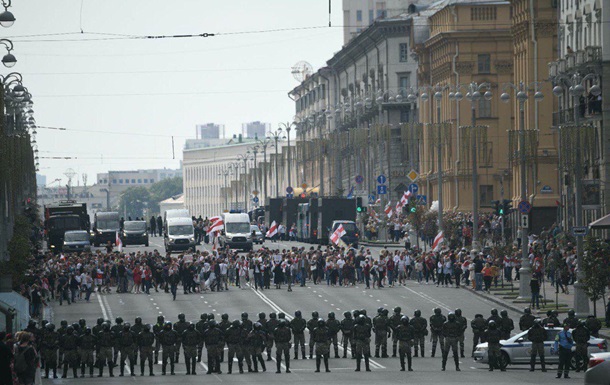 У Мінську почали затримувати учасників маршу