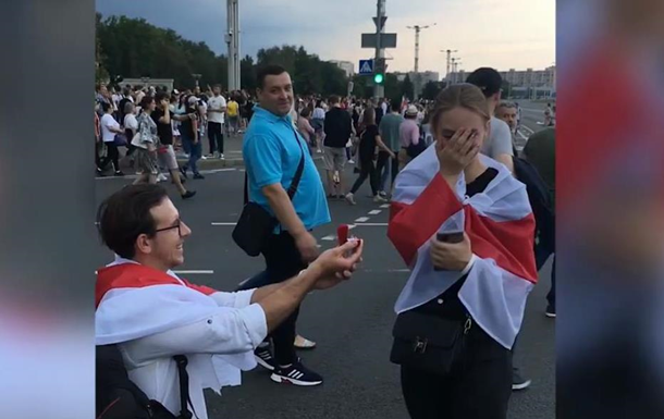 На акции в Минске парень предложил руку и сердце