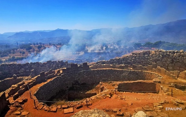 Пожар угрожает развалинам Микен. Фоторепортаж