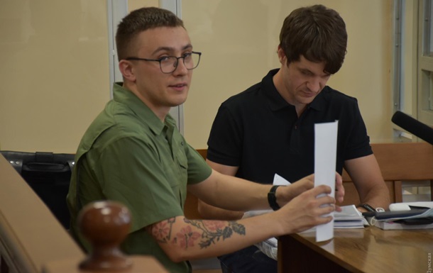 Стерненка облили невідомою речовиною біля суду в Одесі