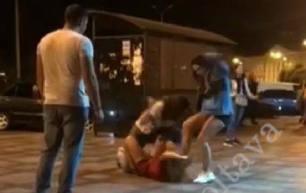 У Полтаві бійка дівчат потрапила на відео. 18+