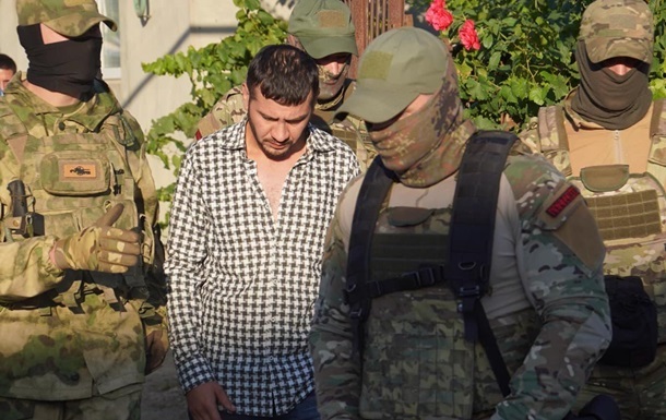 У Криму звинуватили затриманих кримських татар у листуванні з  адептом ІДІЛ 