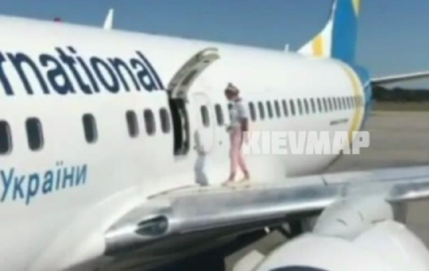 В Борисполе пассажирка гуляла по крылу самолета