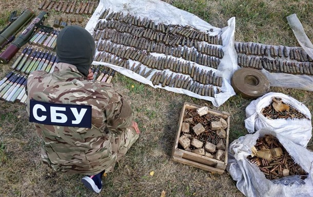 На Луганщині виявили схрон зі снарядами і гранатометами