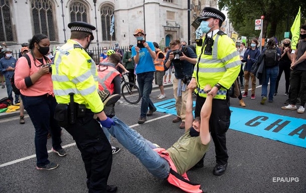 Кліматичні активісти перекрили рух біля будівлі парламенту в Лондоні