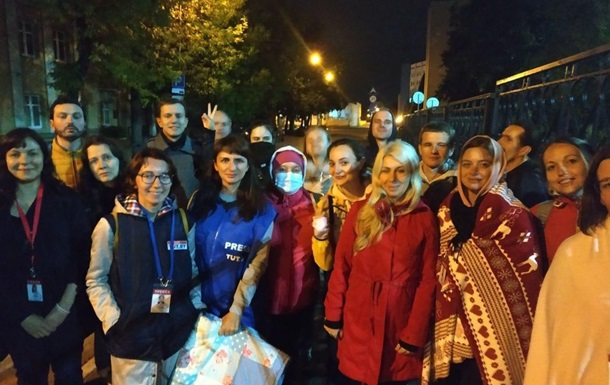 Журналісти провели ніч під РУВС Мінська