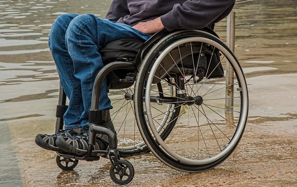 Людям з інвалідністю з дитинства вдвічі підвищать надбавки на догляд