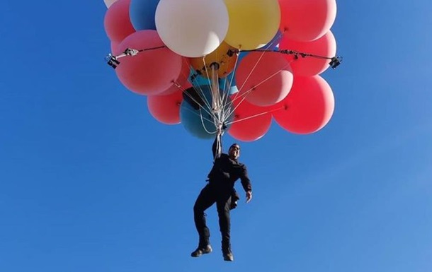 Ілюзіоніст піднявся в небо на повітряних кулях