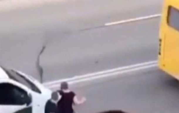 Побиття водія маршрутки в Луцьку потрапило на відео