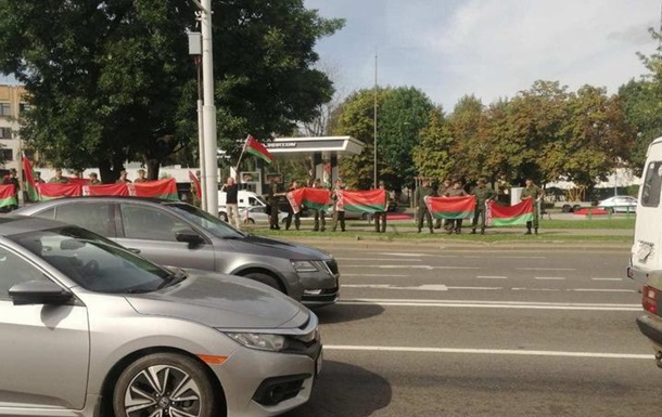 У Мінську військові з прапорами закрили ланцюг солідарності