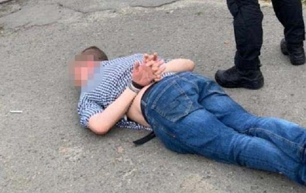 У Києві поліцейського затримали за торгівлю наркотиками