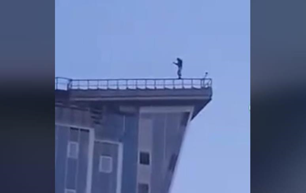 В Киеве неизвестный гулял по перилам крыши многоэтажки