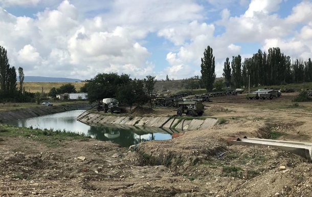 У Криму російські військові перекрили річку, щоб качати воду в Сімферополь