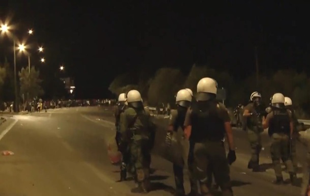 У Греції поліція застосувала газ проти мігрантів зі згорілого табору