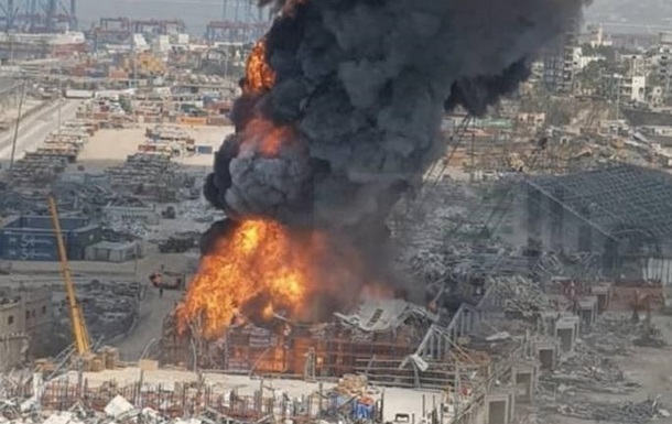 В порту Бейрута начался сильнейший пожар