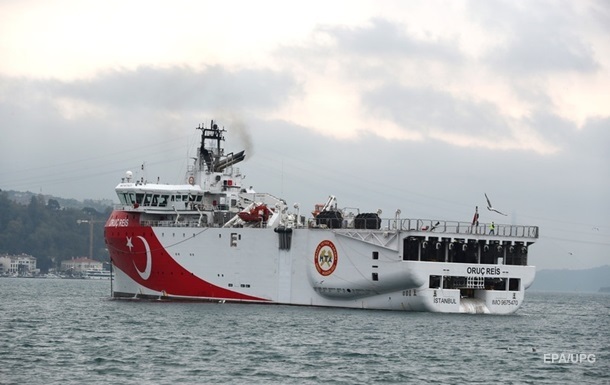 Туреччина вивела судно зі спірних вод у Середземному морі