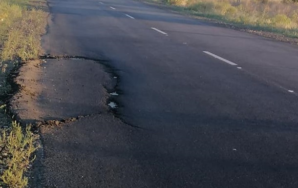 На Запоріжжі  посипалася  щойно відремонтована дорога