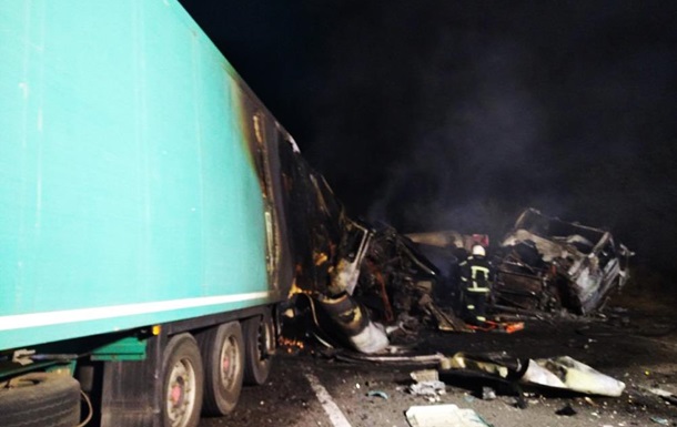 У Миколаївській області зіткнулися дві вантажівки, є жертви