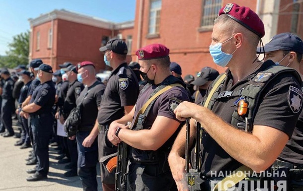 В Умань стягнули сотні поліцейських з усієї України