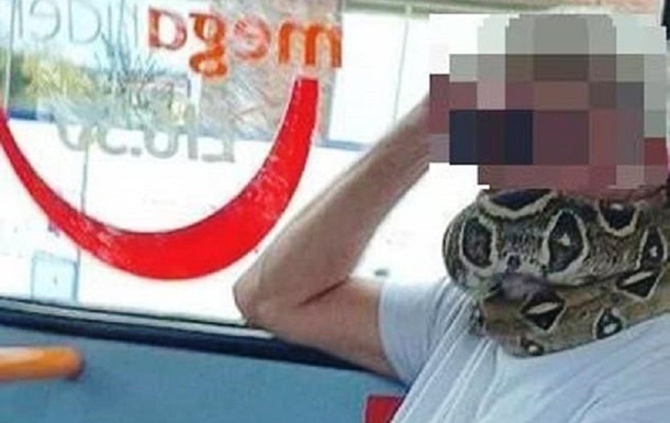 Британець надів живу змію замість маски