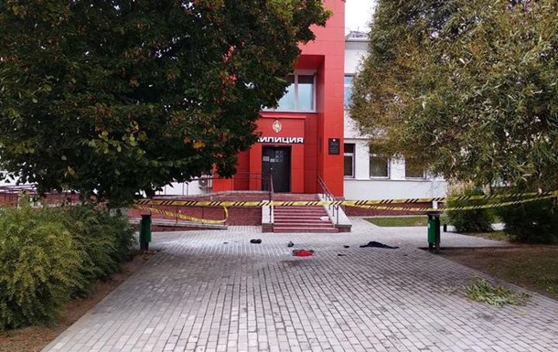 У Білорусі чоловік підпалив себе біля РВВС. 18+
