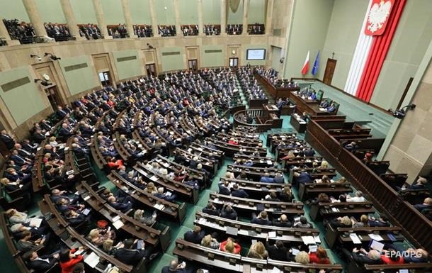 У Польщі виключили з партії 14 депутатів за закон про тварин