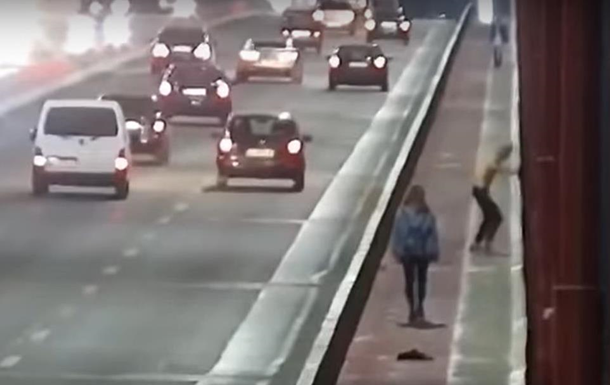 Стрибок хлопця з моста в Дніпрі потрапив на відео