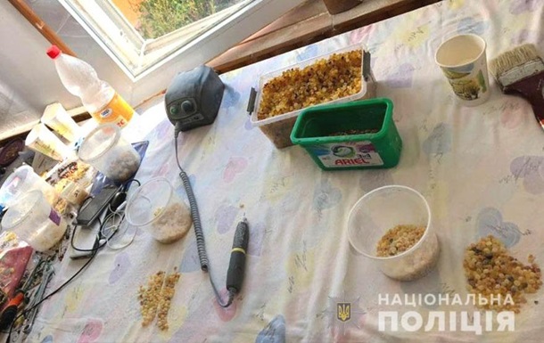 На Рівненщині іноземець організував підпільний цех з обробки бурштину