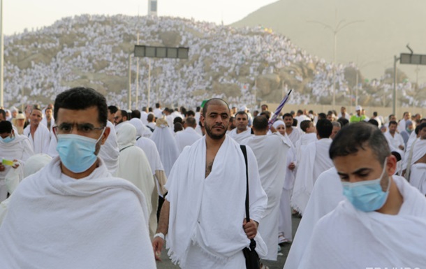 Саудівська Аравія відновлює прийом паломників