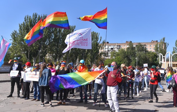 Хроніка ЛГБТ-революції: під загрозою статути ЗСУ
