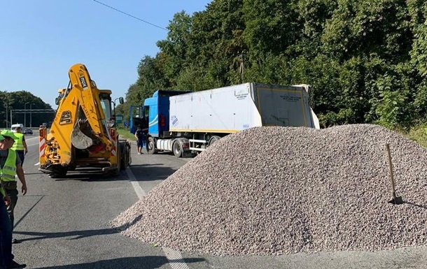 Водитель высыпал щебень на трассу, чтобы избежать весового контроля