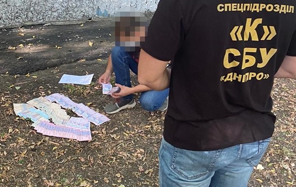 На Дніпропетровщині затримали прокурора, який викидав гроші у вікно