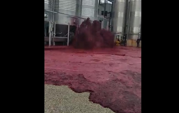 В Іспанії завод затопило червоним вином
