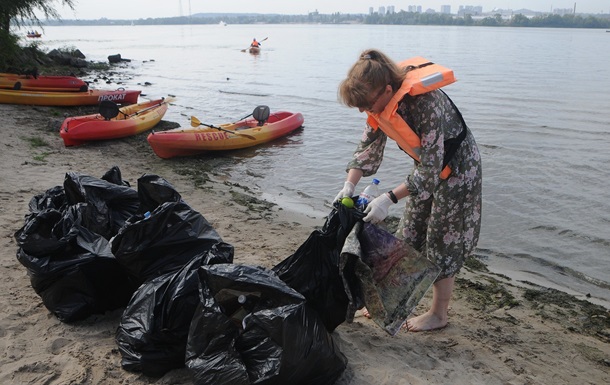 Активісти виловили з Дніпра 118 кг сміття