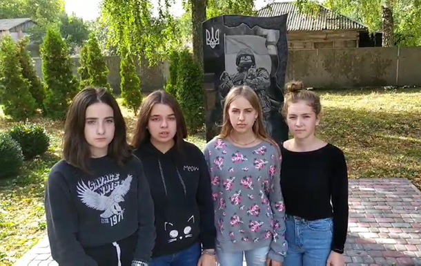 На Чернігівщині дівчата танцювали на меморіалі АТО