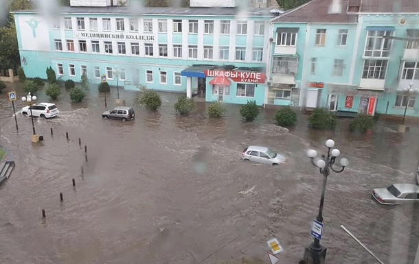 Центр Керчі затопила злива