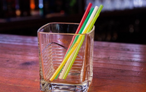 В Англії заборонили пластикові соломинки для напоїв
