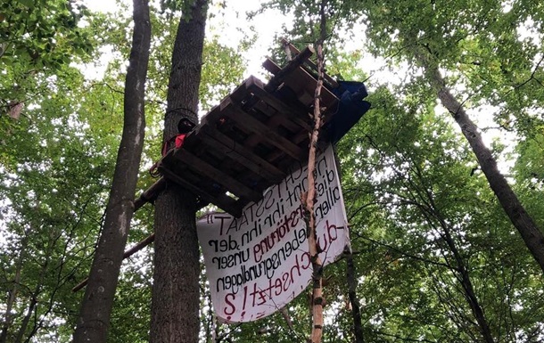 У Німеччині поліція зачищає ліс від екоактивістів